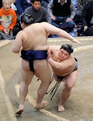 　大の里を押し出す伯乃富士（右）＝両国国技館