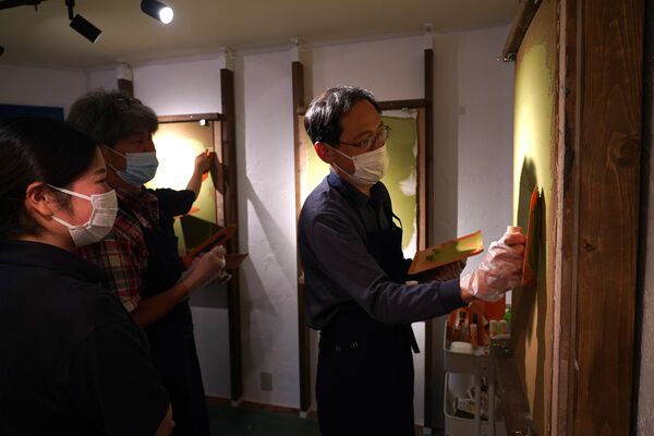 しっくいの左官体験ができるショールーム＝23日午後、東京都台東区