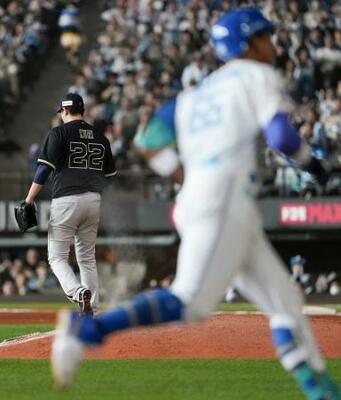 　６回、日本ハム・万波（手前）に本塁打を浴びたオリックス・九里＝エスコンフィールド