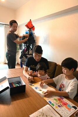 協力して家事や育児を分担する浅見さん夫妻＝11日午前、小山市