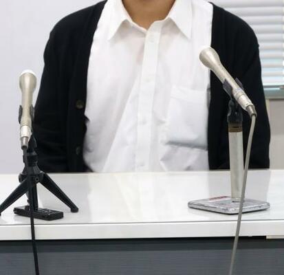 第三者委員会の調査結果公表を受け、記者会見する被害を受けた男性=31日午後、熊本県庁