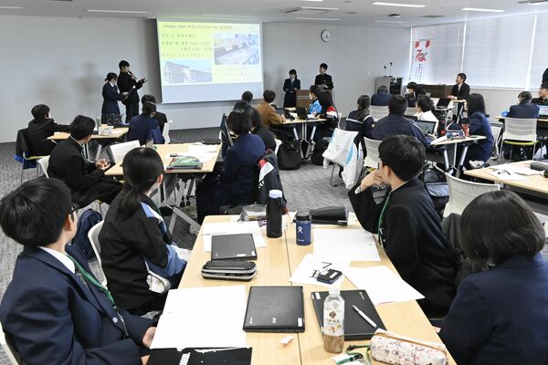 発見した市の魅力を発表する生徒