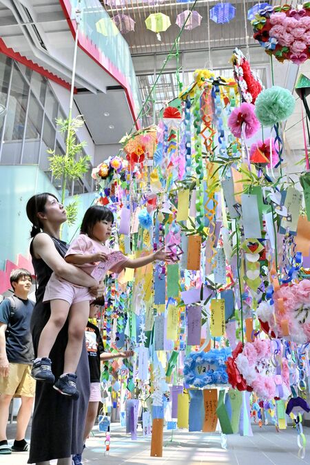 願い事が書かれた短冊が飾られた会場＝２９日正午、大田原市中央１丁目