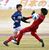 前半４分、那須野ケ原ＦＣのＭＦ岡野（左）が同点ゴールを決める＝真岡ハイトラ運動公園陸上競技場