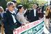 袴田さんを支援しようと、静岡地裁での再審初公判に駆け付けた菅家さん（左端）。袴田さんの姉のひで子さん（左から２人目）と並んで立った＝27日午前10時25分、静岡市葵区
