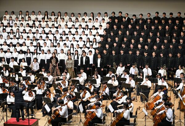 若さあふれる歌声と演奏を披露する高校生ら=26日午後6時5分、宇都宮市明保野町