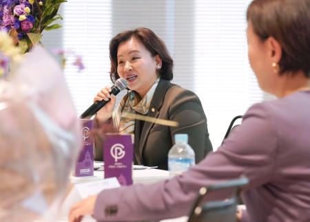 　申キヨン・お茶の水女子大教授（手前）と対談する、韓国与党「共に民主党」の李寿珍全国女性委員会委員長＝２５日午後、東京都千代田区