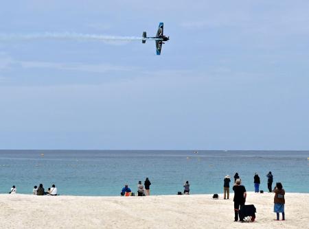 　「南紀白浜エアショー」で曲技飛行を披露する室屋義秀さんのプロペラ機＝２５日午前、和歌山県白浜町