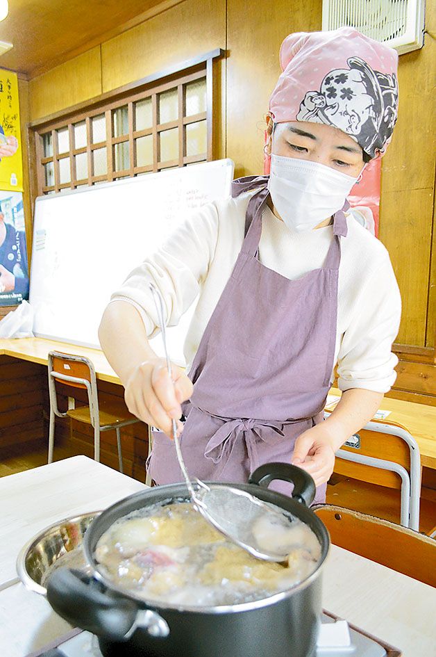 麺とスープ作りは同時進行。スープが濁らないようこまめなアク取りが必要