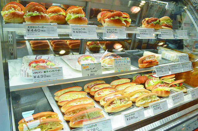 バーガー、揚げパン、菓子パンなど豊富なラインアップ