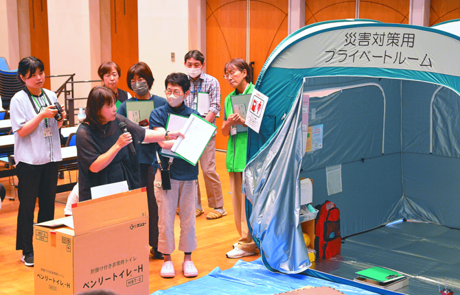 設営した避難所のスペースを検証する参加者