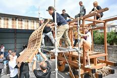 宝の屋台、若衆も慎重に