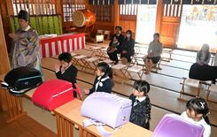 恒例の「ランドセル祈願」　上三川・白鷺神社で安全、成長願う