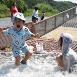 大田原・黒羽観光やなが盛況　暑い夏休み、親子連れらにぎわう