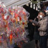 縁起物求めにぎわい　足利・徳正寺で恒例の「まゆ玉市」　商売繁盛など願う