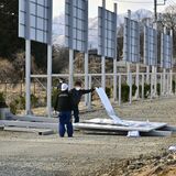 那須の観光農園で看板倒れ、観光客３人下敷き 