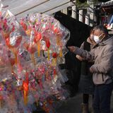 縁起物求めにぎわい　足利・徳正寺で恒例の「まゆ玉市」　商売繁盛など願う