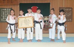 空手の形、組手両部門を完全制覇力を結集して勝ち取った総合優勝