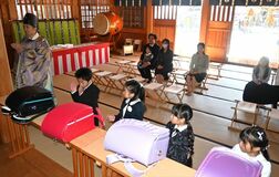 恒例の「ランドセル祈願」　上三川・白鷺神社で安全、成長願う