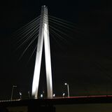 闇夜に浮かぶ烏山大橋　ＪＲ烏山線100周年ＰＲで主塔をライトアップ