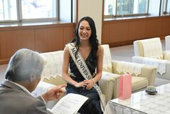 【夕刊】橋本さん(白鴎大4年)が県庁訪問