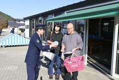 事故多発警報受け道の駅で啓発活動