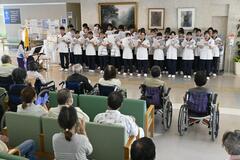 入院患者らに心温まる合唱