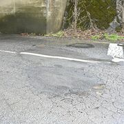 鹿沼の市道で道路陥没　車両９台がパンクなど　穴は縦横150センチ