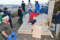 両崖山の見晴台休憩所を再建　足利