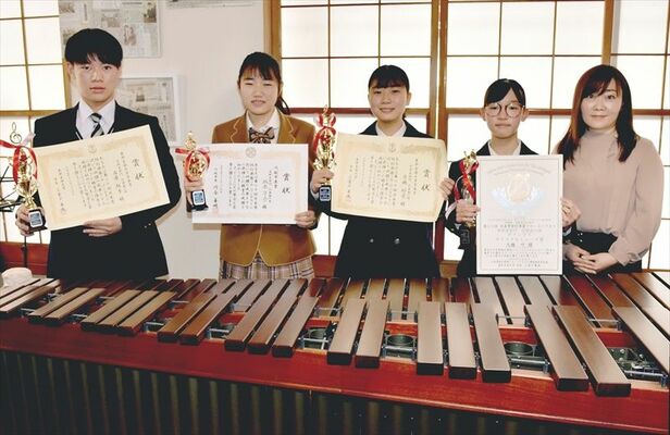 （右から）マリンバを指導する高橋代表と、金賞を受賞した大橋さん、月橋さん、坂本さん、石原さん