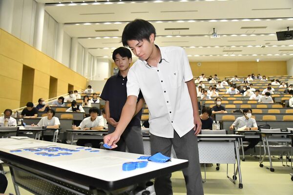 各校の主将らがくじを引いた組み合わせ抽選会＝宇工高