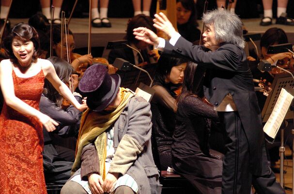 宇都宮市で開かれた小澤征爾音楽塾とちぎ特別演奏会。大勢のファンを魅了した＝２００４年５月９日、県総合文化センター