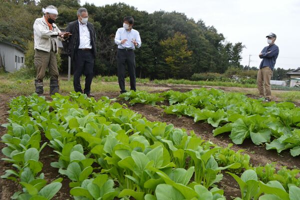 関係者にオーガニックビレッジについて説明する中屋社長（左端）