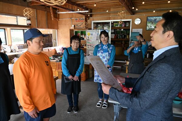 吉田社長（右）から賞状を受け取る君島代表理事
