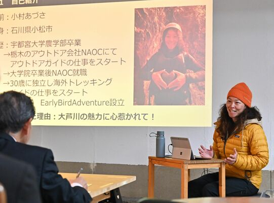 ３年間の活動を報告する小村さん