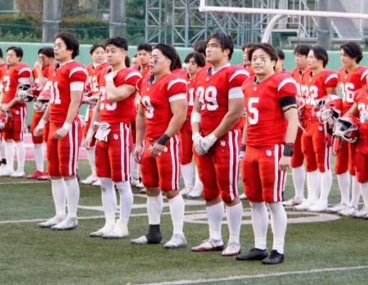 試合後、観客にあいさつする三ケ尻主将(前列右端)ら日大の選手=日大グラウンド