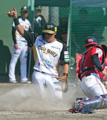 ４回、栃木ＧＢの小倉の適時打で一走・鈴木が生還＝小山運動公園野球場、橋本裕太撮影