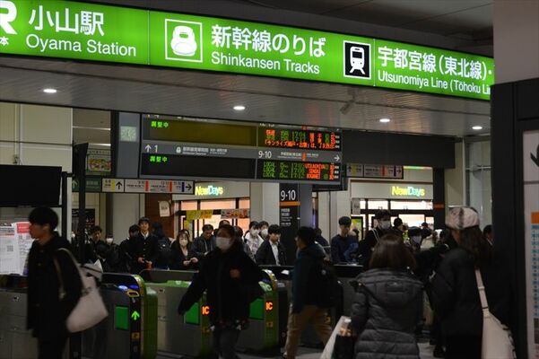 東北新幹線が終日運休となり、発車時刻の表示が「調整中」となったＪＲ小山駅＝23日午後５時５分、小山市城山町３丁目