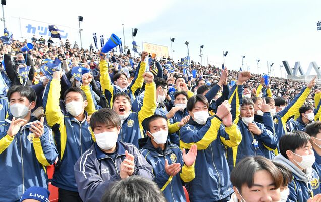 先制トライで喜びを爆発させる国学院栃木の応援団＝５日午後、花園ラグビー場