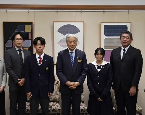 福田知事(中央)に大会への意気込みを語った文星女高の長島(右から2番目)と佐野日大高の中村(同4番目)=県庁