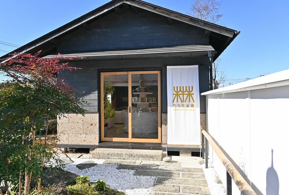 カキモ米菓を販売する本社内の店舗＝宇都宮市