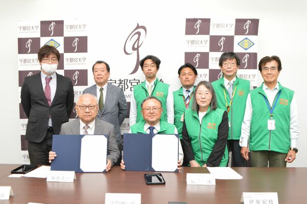 連携協定を結んだ藤原学部長（左から２人目）と稲葉理事長（同４人目）＝10日午後、宇都宮大