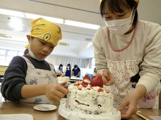 「とちあいか」でクリスマスケーキを作る参加者