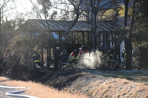 納屋を焼いた火災現場＝30日午後３時45分、宇都宮市芦沼町