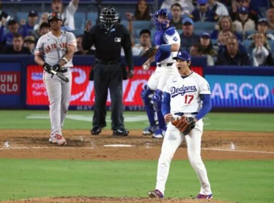 　ジャイアンツ戦の６回、ディバースを空振り三振に仕留め声を上げるドジャース・大谷＝ロサンゼルス（共同）