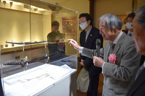 内覧会で解説する小川さん（右から２人目）ら