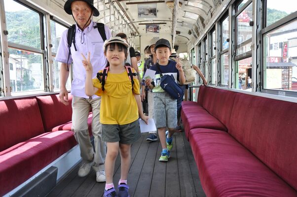 公開された路面電車の中を見学する観光客