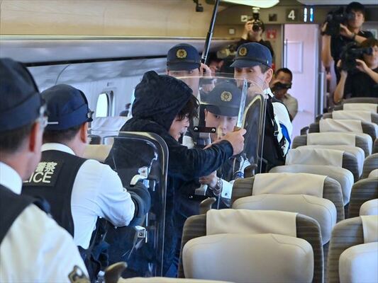 刃物を持った犯人役を追い詰める警察官＝３日午前10時20分、ＪＲ小山駅