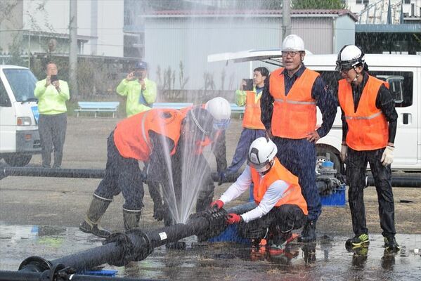 総合防災訓練で応急復旧作業に取り組む参加者＝14日午前、宇都宮市平出工業団地