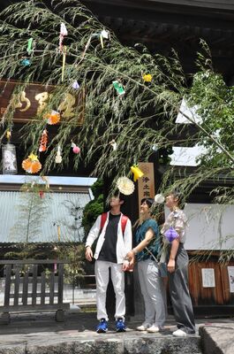 如来寺を彩る笹飾り